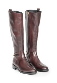 Brązowe skórzane kozaki sięgające do kolan o gładkiej fakturze, z bocznym zamkiem błyskawicznym, złotymi akcentami i niskim słupkowym obcasem.