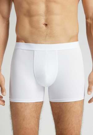 Weiße Baumwoll-Boxershorts mit enger Passform, ausgestattet mit einem horizontalen Eingriff, elastischem Bund und glatter Textur. Keine Muster oder Akzente sichtbar.