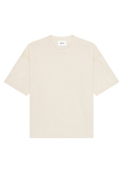 T-shirt beige en coton à manches courtes avec un col rond et une petite étiquette blanche à l’intérieur du col mentionnant « NN. 07 ».