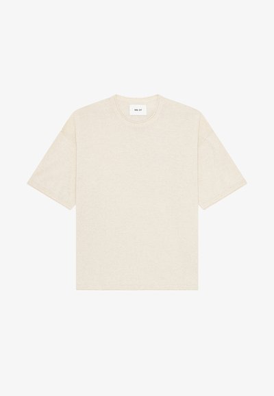 T-shirt beige en coton à manches courtes avec un col rond et une petite étiquette blanche à l’intérieur du col mentionnant « NN. 07 ».
