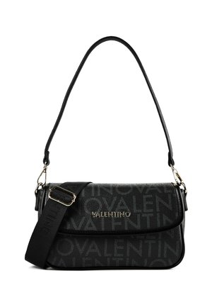 Zwarte Valentino schoudertas met verstelbare band, klepsluiting en herhaald logopatroon over het oppervlak.