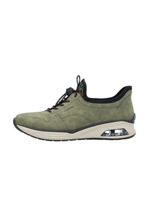 Baskets en suède vert avec des accents noirs, lacets élastiques et une semelle intercalaire rembourrée comprenant une unité d'air visible dans le talon.