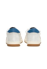 Sneaker bianchi con accenti blu e texture screpolata sul tallone. Suola in gomma e design con lacci, che mette in mostra uno stile casual.
