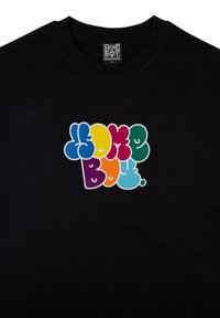 Čierne bavlnené tričko so živou grafickou potlačou v štýle bublín v mnohých farbách: modrej, ružovej, zelenej, oranžovej a žltej.