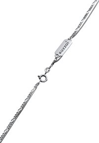 Zilveren armband met tekstuur aan de schakels, een rechthoekig KUZZOI-label en een ronde sluiting. Heeft een mix van platte en gedraaide ontwerpen.