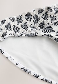 Slip bikini in tessuto bianco con stampa floreale astratta nera e dettaglio in vita elastica arricciata.