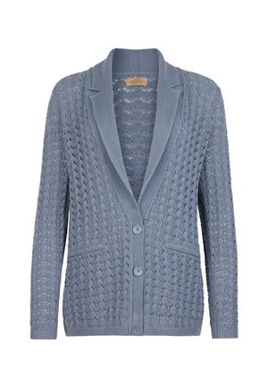 Hellblauer gestrickter Cardigan mit strukturiertem Muster, einem Schalkragen und zwei Fronttaschen. Wird mit zwei Knöpfen geschlossen.