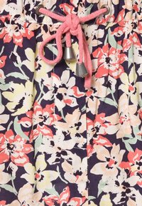 Tissu à motif floral en bleu marine, avec un cordon de serrage rose doté d'embouts en métal. Le design comprend diverses fleurs dans des tons de rose, jaune et vert.