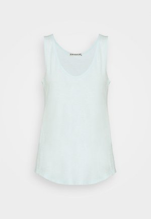 Top sin mangas de color azul claro con escote redondeado, textura suave y un dobladillo ligeramente curvado. La tela parece ligera y transpirable.