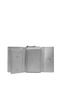 Stříbrná kožená peněženka s více sloty na karty, zipovou přihrádkou a patkou na druk, vystavující hladkou texturu a minimalistický design.