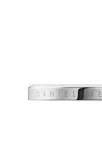 Orologio in metallo argentato con forma piatta e rettangolare, con inciso "DANIEL WELLINGTON" sul cinturino. Superficie liscia e riflettente. Design minimalista.