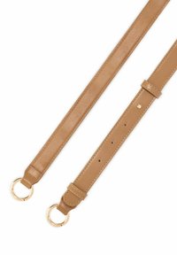 Brązowy skórzany pasek o gładkiej fakturze, z okrągłymi pierścieniami w odcieniu złota i kilkoma regulowanymi otworami do dostosowania długości.