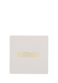 Piastrella quadrata in ceramica di un rosa chiaro con testo embossato in oro che recita "amor." Texture liscia e bordi puliti senza ulteriori motivi.