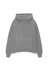 Sweat à capuche gris avec une poche avant, une capuche à cordon, des poignets et une taille côtelés. Dispose d'un petit logo sur la poitrine. Le matériau semble doux et de type coton.