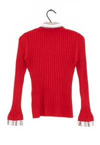 Maglione rosso a coste con maniche lunghe e colletto a righe, presenta polsini a maniche svasate con un motivo a strisce multicolori.
