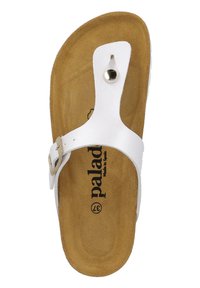 Weiße Flip-Flop Sandale mit einem Obermaterial aus Leder, verstellbarem Schnallenverschluss und einer strukturierten braunen Innensohle. Die Marke "palad" ist auf der Innensohle aufgedruckt.