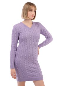 Abito a maniche lunghe scollo a V in leggero lilla con motivo a trecce; silhouette aderente con polsini e orlo a coste, realizzato in materiale morbido.