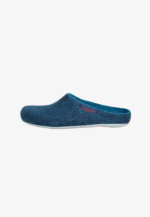 Blauer Filz-Pantoffel zum Hineinschlüpfen mit geschlossenem Zehenbereich und offenem Fersenbereich, mit kleinem roten "magicfelt"-Logo an der Seite und einer hellgrauen Sohle.
