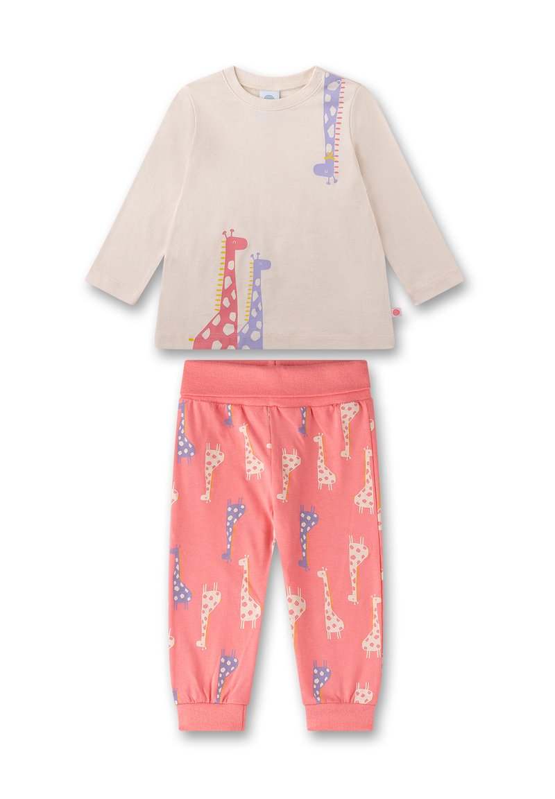 Helle beige Langarmshirt mit bunten Giraffenprints; korallenfarbene Hose mit wiederholtem Giraffenmuster; Baumwollmaterial; entspannter Schnitt.