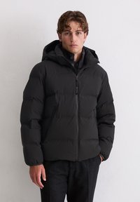 Schwarze Daunenjacke mit Kapuze, Reißverschluss vorne und zwei seitlichen Taschen. Verfügt über ein gestepptes Design mit einer glatten Textur und minimalem Branding.