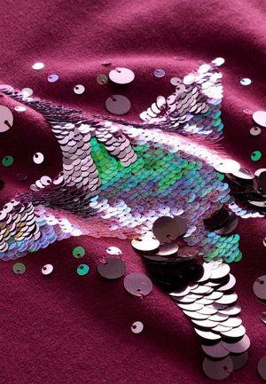 Paillettes scintillanti in tonalità di argento, verde e rosa abbelliscono un tessuto di un profondo color bordeaux, creando un motivo luccicante e testurizzato.