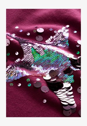 Sjajni šljokice u nijansama srebrne, zelene i ružičaste krase tamnobordo tkaninu, stvarajući blistav, teksturiran uzorak.