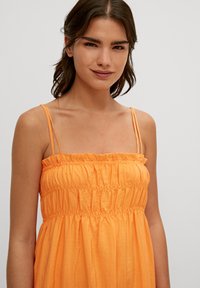 comma MIT RÜSCHENDETAIL - Sukienka letnia