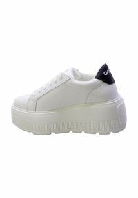 Sneakers piattaforme bianchi realizzati in materiale sintetico liscio, con punta rotonda, lacci piatti e un accento nero sul tallone con dettaglio del logo.