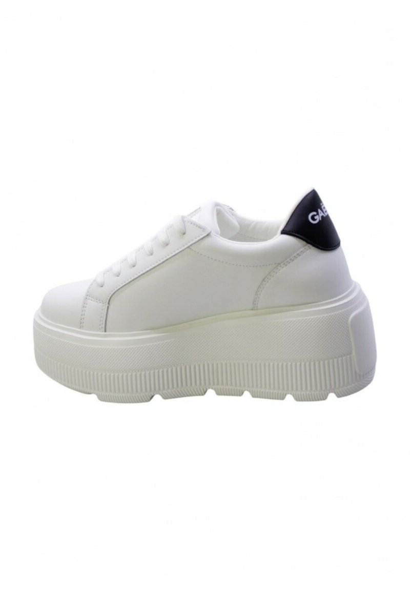Sneakers piattaforme bianchi realizzati in materiale sintetico liscio, con punta rotonda, lacci piatti e un accento nero sul tallone con dettaglio del logo.