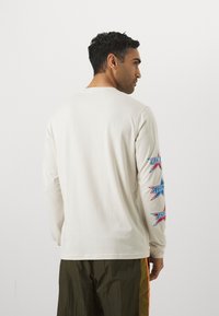 Under Armour STACKED STARS  - Langærmet T-shirt - stone/red