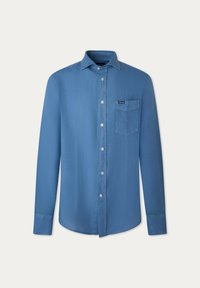 Chemise bleue à manches longues, boutonnée, avec col et poche poitrine comportant une petite étiquette logo sur fond uni.