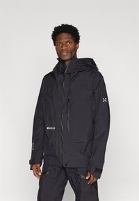 Czarna wodoodporna kurtka z kapturem, z zamkiem błyskawicznym z przodu i kieszeniami, elastycznymi mankietami oraz logo na piersi. Gładka tekstura.