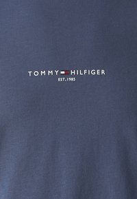 Tommy Hilfiger LOGO TIPPED TEE - Paprasti marškinėliai - aegean sea