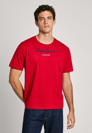 Crvena majica kratkih rukava od pamuka s okruglim izrezom. Ima "Pepe Jeans London" logo u tamnoplavom slovnom obliku preko prsiju.
