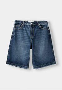 Shorts in denim blu scuro con lavaggio medio. Presentano un design a cinque tasche, orlo sfilacciato e dettagli di cucitura leggera. Taglio dritto.