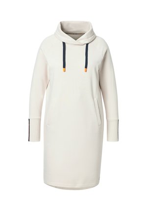 Robe sweatshirt à capuche en blanc cassé, avec des manches longues, des poches kangourou et des cordons de serrage bleu marine avec des accents orange. Texture de tissu douce.