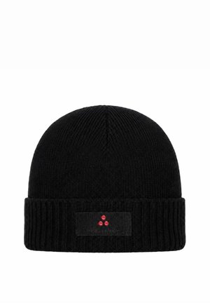 Cappello berretto nero a coste in maglia con risvolto e piccola toppa rettangolare con tre puntini rossi al centro davanti.