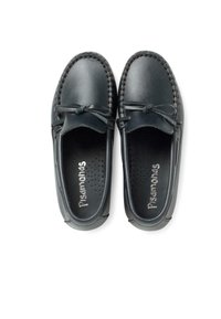 Le scarpe mocassino in pelle nera presentano un design cucito, un dettaglio a fiocco sul davanti e suole interne perforate per favorire la traspirabilità.