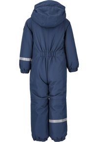 Marineblauwe, geïsoleerde sneeuwoverall met een capuchon, elastische tailleband en reflecterende strepen op de mouwen. Gladde textuur, volledige lichaamsbedekking.