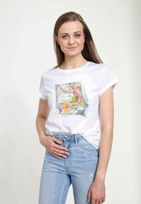 Weißes Baumwoll-T-Shirt mit einer illustrierten Szene, in der Winnie Puuh und Ferkel aus einem Fenster schauen, umgeben von Bäumen und einer grünen Kiste.