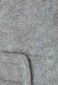 Grau gefilzter Stoff mit einer weichen, strukturierten Oberfläche. Enthält eine Blockform und genähte Details entlang der Kanten.