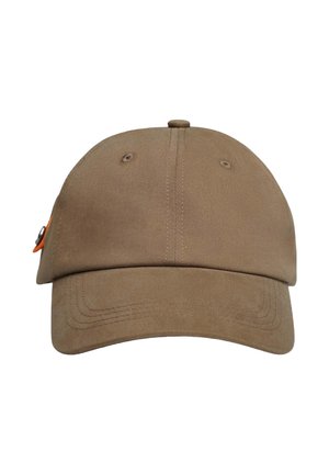 Casquette de baseball en coton marron avec des trous de ventilation cousus et une visière courbée, vue de face sur un fond blanc.