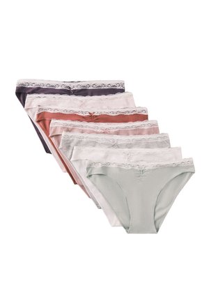 Sept culottes bikini pour femmes ornées de dentelle, dans des couleurs douces variées, soigneusement empilées en diagonale sur un fond blanc.