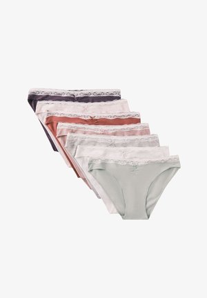 Sept culottes bikini pour femmes ornées de dentelle, dans des couleurs douces variées, soigneusement empilées en diagonale sur un fond blanc.