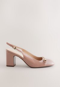 Escarpin slingback rose nude brillant avec talon bloc et petit détail de boucle dorée à l'avant.