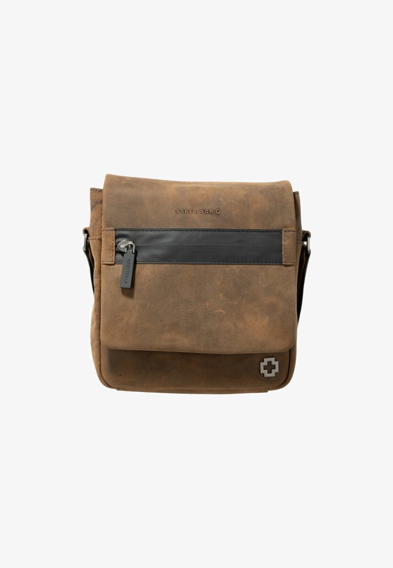 Brązowa skórzana torba listonoszka o teksturowanym wykończeniu, z czarnym poziomym paskiem, suwakiem oraz srebrnym akcentem w dolnym rogu.