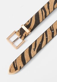 Cinturón de estampado de tigre en tonos marrón y negro hecho de material texturizado, con hebilla y acentos de metal color oro rosa; punta puntiaguda y múltiples agujeros.