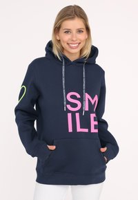 Dunkelblaues Hoodie mit einer großen pinken "SMILE" Grafik, Kordeln mit Text, einem Herzakzent am Ärmel und einer Fronttasche.