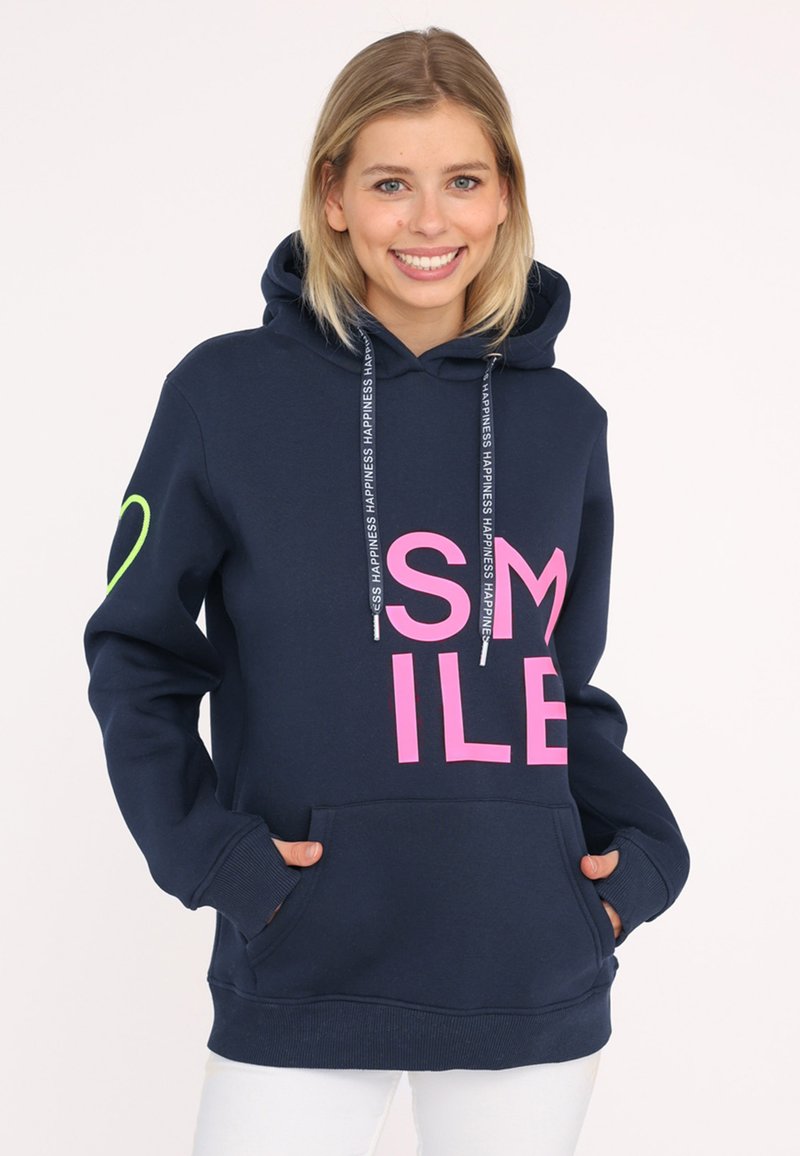 Dunkelblaues Hoodie mit einer großen pinken "SMILE" Grafik, Kordeln mit Text, einem Herzakzent am Ärmel und einer Fronttasche.