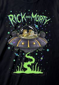 Černé tričko s potiskem kreslené vesmírné lodi se dvěma postavami, obklopené barevnými planetami a pod nimi vířící zelenou kapalinou.